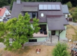 Drohnenfoto - Ein stilvolles Zuhause mit modernem Komfort und großem Garten