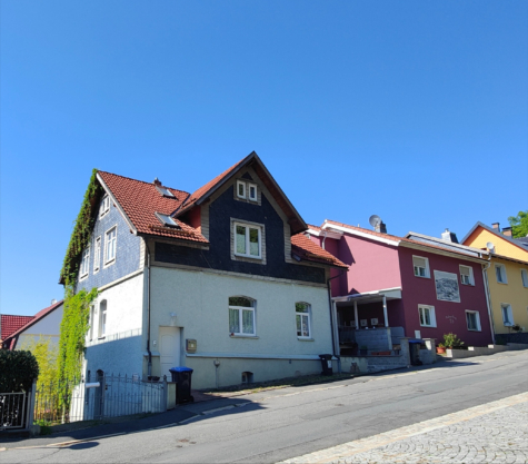 Herrliche Aussicht – Tolles Wohnhaus mit zwei Einheiten in Sonneberg – Carport inklusive, 96515 Sonneberg, Zweifamilienhaus