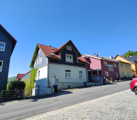 Ruhig gelegenes Haus mit zwei Wohnetagen – Herrliche Aussicht inklusive, 96515 Sonneberg, Zweifamilienhaus